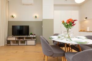 Televízia a/alebo spoločenská miestnosť v ubytovaní Apartments Warsaw Gagarina by Noclegi Renters