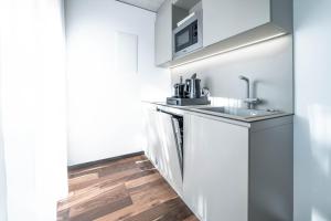 eine Küche mit einer Spüle und einer Arbeitsplatte in der Unterkunft Blackhome Innsbruck City South I contactless check-in in Innsbruck