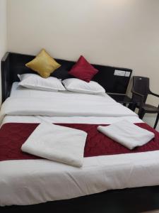 Ein Bett oder Betten in einem Zimmer der Unterkunft SRI VIGNESH RESIDENCY