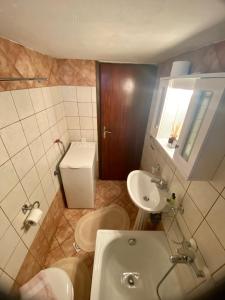 uma pequena casa de banho com lavatório e WC em Olympus Aroma em Litochoro