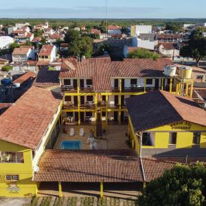 una vista aérea de una ciudad con casas amarillas en Praia Sol Pousada, en Prado