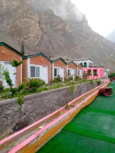 uma fila de casas em frente a uma montanha em Hidden valley Lake Resort em Gircha
