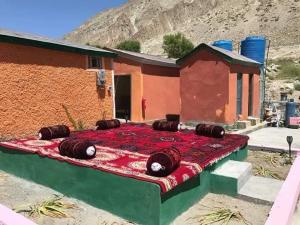 GirchaにあるHidden valley Lake Resortの山の隣の建物の外に座るベッド