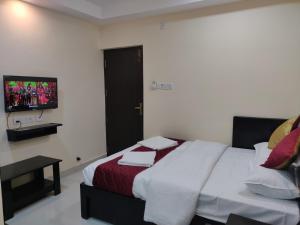 Ліжко або ліжка в номері SRI VIGNESH RESIDENCY