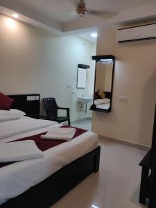 Ліжко або ліжка в номері SRI VIGNESH RESIDENCY
