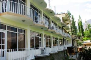 un edificio con balcones en un lateral en Hilltop Hotel, en Hunza