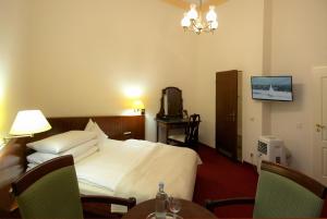 Hotel am Kochbrunnen tesisinde bir odada yatak veya yataklar