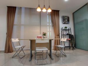 un tavolo da pranzo e sedie in camera di 3 Elements Premium Suite-MRT2 Station-Wifi- Self Check-iN a Kampong Batu Sembilan