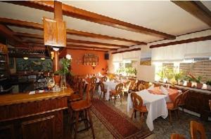 A restaurant or other place to eat at Hotel und Restaurant Petit Robby