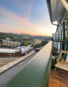 vista dal balcone di un edificio di Huellas Albergue-Turístico a Portomarin