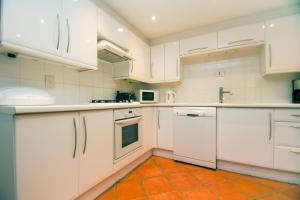Kemp Town House - Parking - by Brighton Holiday Lets 주방 또는 간이 주방