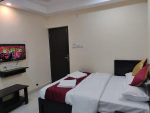 Ліжко або ліжка в номері SRI VIGNESH RESIDENCY