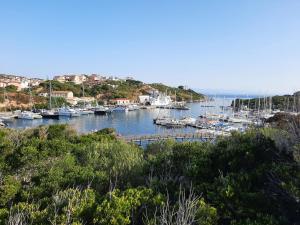 un puerto deportivo con barcos atracados en el agua en Villette Panoramiche Filetta en Santa Teresa Gallura