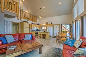 A seating area at Garden City Lake House Hot Tub and Views!