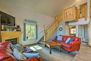 ein Wohnzimmer mit einem Sofa und einer Treppe in der Unterkunft Garden City Lake House Hot Tub and Views! in Garden City