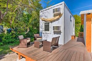South Salt LakeConvenient Salt Lake Tiny Home with Chic Interior!的小屋内的一个甲板上配有椅子和吊床