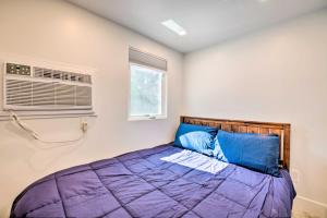 En eller flere senge i et værelse på Convenient Salt Lake Tiny Home with Chic Interior!