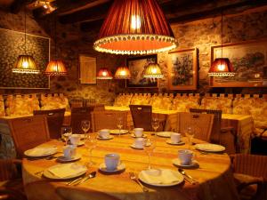 un comedor con una mesa con sillas y luces en Hotel Almud en Sallent de Gállego