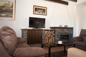 A television and/or entertainment centre at Mirador del Sotillo