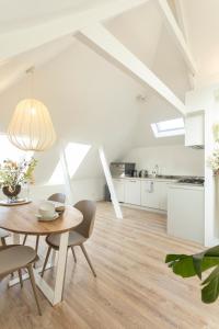 a kitchen and dining room with a table and chairs at Huize Copes apartment Den Haag, 2 bed, 2 bath in The Hague