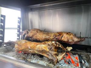 deux morceaux de viande préparés sur un grill dans l'établissement AETIA-TSIOURGIAKA, à Aetia