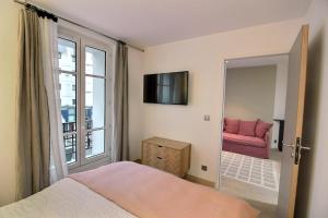 a bedroom with a pink bed and a mirror at 218931 - Appartement 4 personnes à Paris in Paris