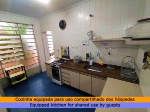 Il comprend une cuisine équipée d'un évier et d'une cuisinière. four supérieur dans l'établissement Suite Simples Boa Barata 10 min Metro e Aeroporto CGH, à São Paulo