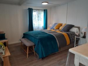 Schlafzimmer mit einem Bett und einem Fenster in der Unterkunft relais des tourterelles in La Neuville-aux-Joûtes