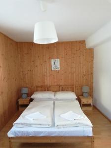 ムーラウにあるHaus Sennaのベッド2台 木製の壁の部屋