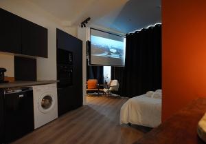 Televízia a/alebo spoločenská miestnosť v ubytovaní V' Appart Spa Haussmannien