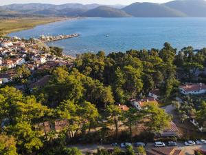 eine Luftansicht einer Stadt neben einem Wasserkörper in der Unterkunft Liya Boutique Hotel & Suites in Akyaka