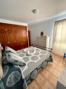 sypialnia z łóżkiem i komodą w obiekcie apartamento anzuelo w mieście Famara