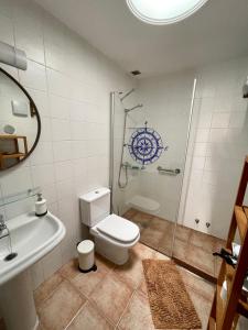 łazienka z prysznicem, toaletą i umywalką w obiekcie apartamento anzuelo w mieście Famara +7 zdjęć
