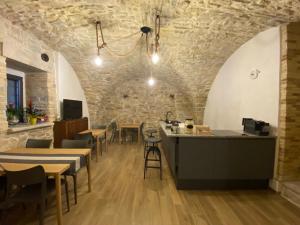 um restaurante com mesas e cadeiras e uma parede de pedra em B&B Il Giardino Nascosto em Roseto Valfortore