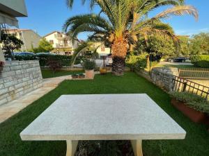 Ein Garten an der Unterkunft Apartman Hola