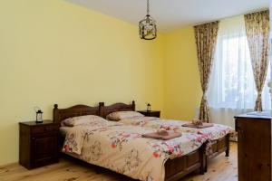 1 dormitorio con 2 camas y ventana en Къща Лиляна en Resilovo