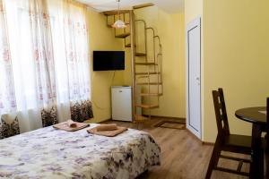 1 dormitorio con cama y estante para libros en Къща Лиляна en Resilovo