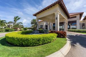 a house with a fountain in the front yard at Diamante 181 Luxury home in Gold Coast 4 Bedrooms 3 Bath in Palm-Eagle Beach