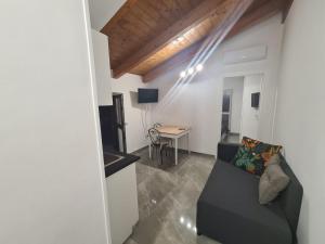 ein Wohnzimmer mit einem Sofa und einem Tisch in der Unterkunft Residenza Carlucci in Angri