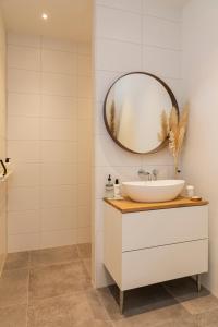 Kylpyhuone majoituspaikassa Huize Copes apartment Den Haag, 2 bed, 2 bath