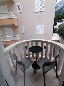 een tafel en stoelen op het balkon van een gebouw bij Villa Verica in Baška Voda