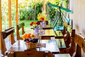 two tables with flowers on them on a patio at Къща за гости Лиляна in Resilovo