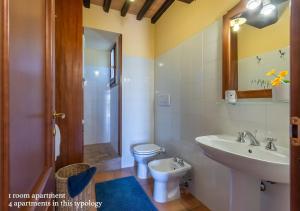 A bathroom at Borgo Solario