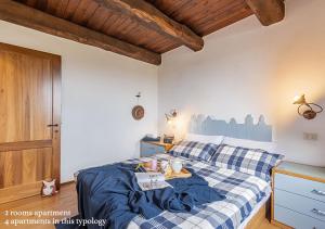 A bed or beds in a room at Borgo Solario