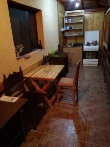 een eetkamer met een houten tafel en stoelen bij Sobe i apartmani Simic in Ribarska Banja