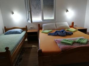 a bedroom with two beds and a couch at Sobe i apartmani Simic in Ribarska Banja