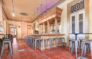 una barra en un restaurante con taburetes en Nitey Nite Inn, en Nueva Orleans 18 fotos más