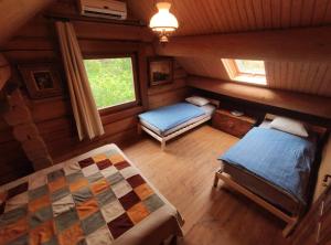 Un pat sau paturi într-o cameră la Vendégház a hegyen