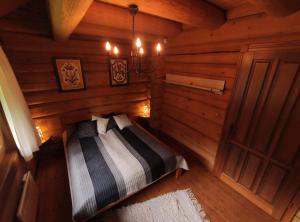 a bedroom in a log cabin with a bed in it at Vendégház a hegyen in Budapest