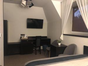 Telewizja i/lub zestaw kina domowego w obiekcie Zajazd Podzamcze